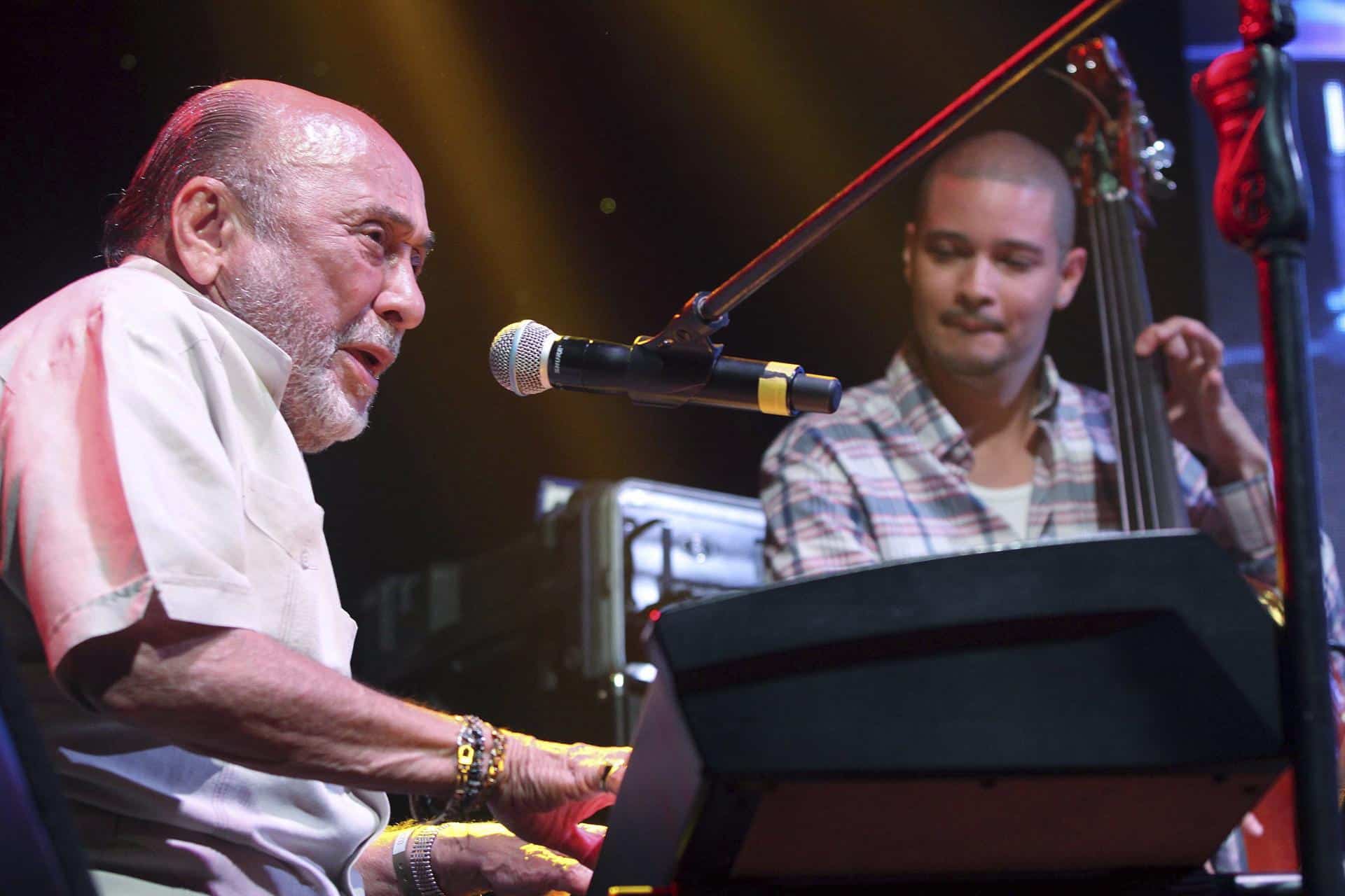 Fotografía de archivo que muestra al legendario pianista de origen puertorriqueño Eddie Palmieri durante un concierto. EFE/Alonso Cupul