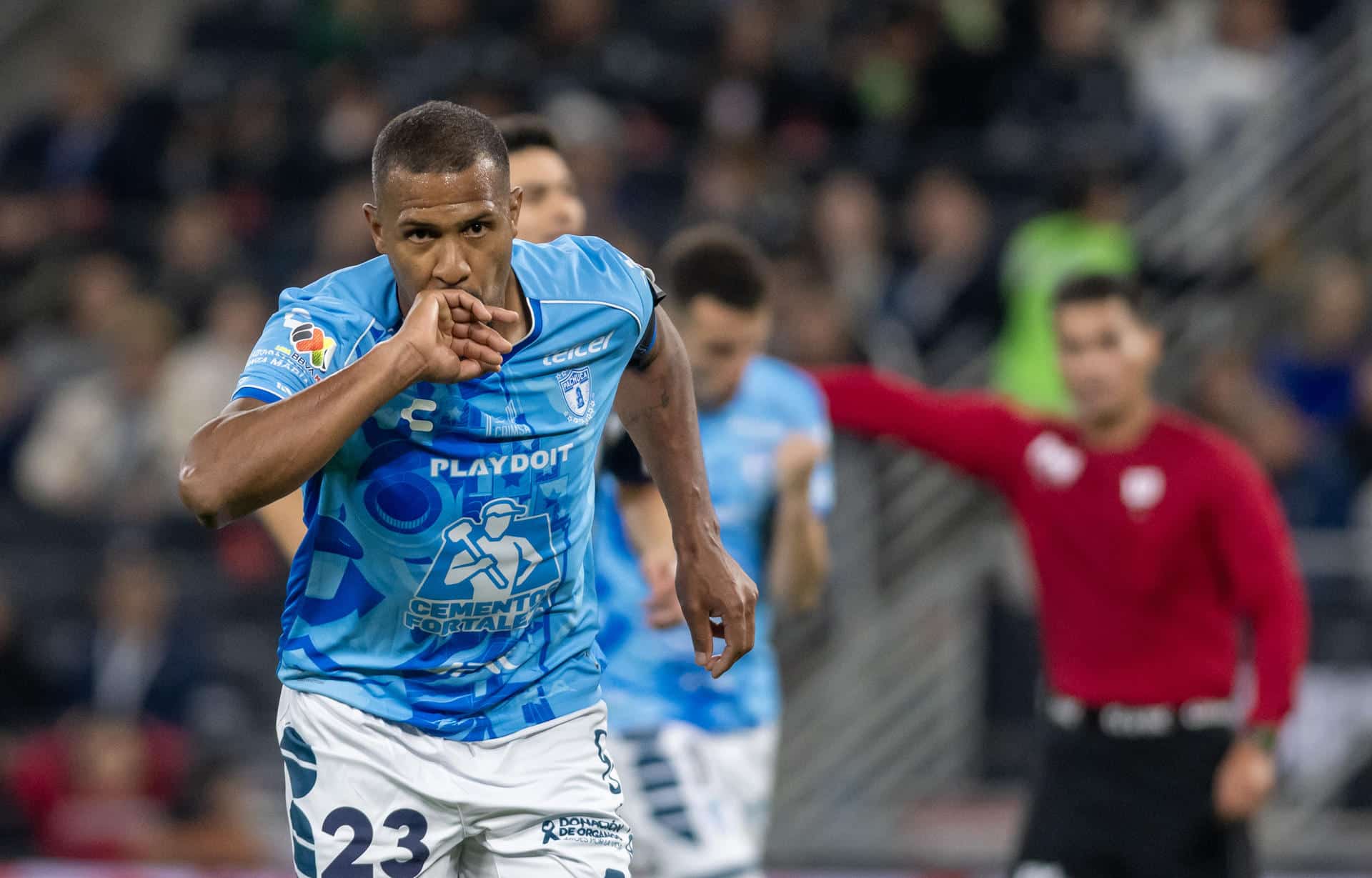 Salomón Rondón de Pachuca celebra un gol en el estadio BBVA en Monterrey (México). Imagen de archivo. EFE/ Miguel Sierra