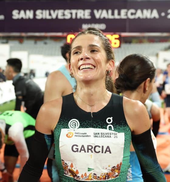 La atleta española Marta García celebra su victoria en la prueba femenina internacional de la San Silvestre Vallecana, en Madrid. EFE/ Kiko Huesca