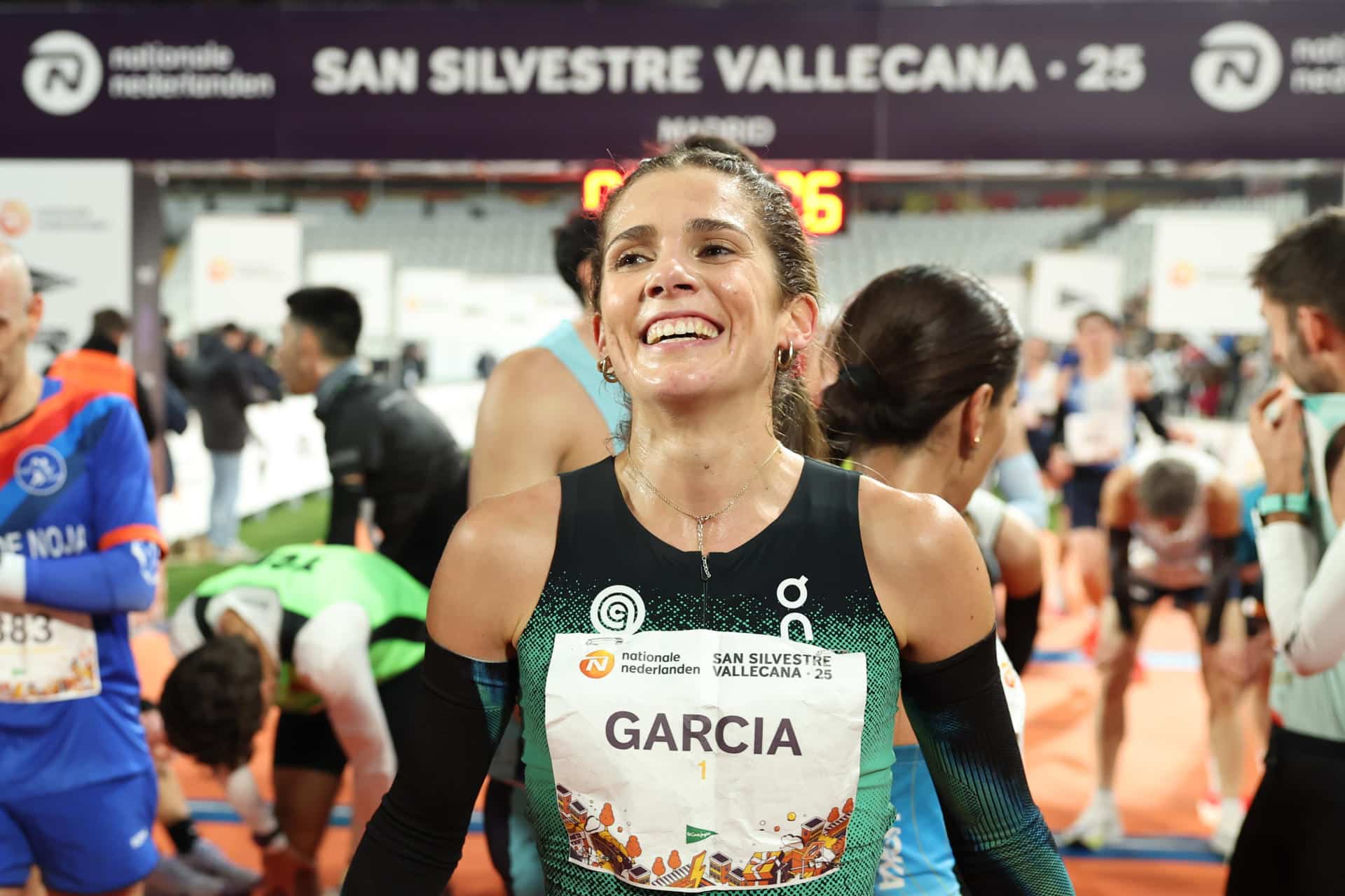 La atleta española Marta García celebra su victoria en la prueba femenina internacional de la San Silvestre Vallecana, en Madrid. EFE/ Kiko Huesca