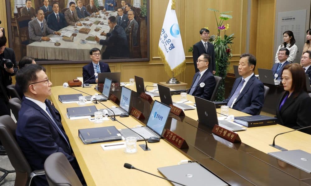 SEOUL (Korea, Republic Of), 15/01/2026.- Bank of Korea Governor Rhee Chang-yong (C, rear) presides over a Monetary Policy Committee meeting at the central bank in Seoul, South Korea, 15 January 2026. The central bank kept its benchmark interest rate unchanged at 2.5 percent as a weakened won and rising inflation concerns limited room for further easing. (Corea del Sur, Seúl) EFE/EPA/YONHAP / POOL SOUTH KOREA OUT