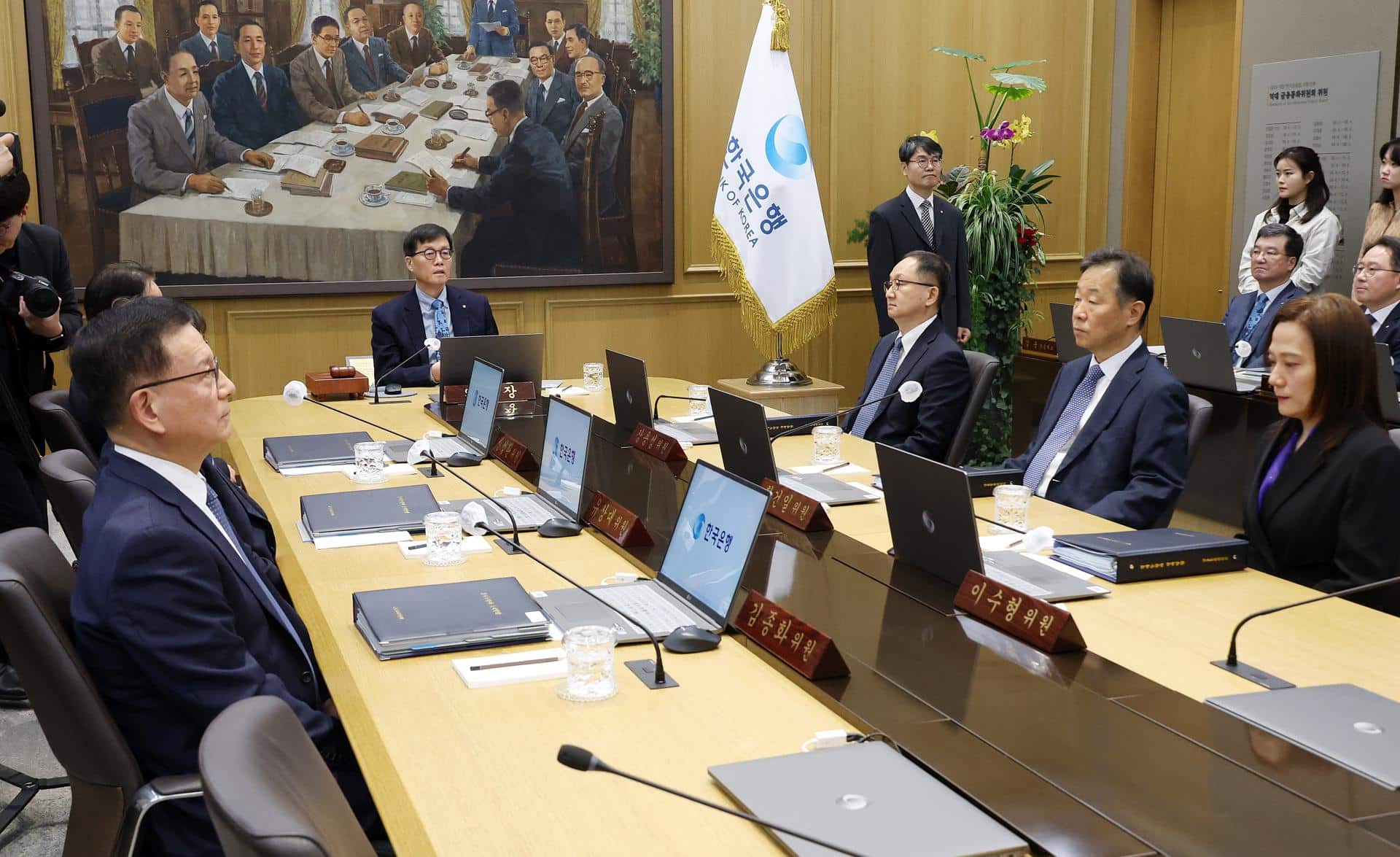 SEOUL (Korea, Republic Of), 15/01/2026.- Bank of Korea Governor Rhee Chang-yong (C, rear) presides over a Monetary Policy Committee meeting at the central bank in Seoul, South Korea, 15 January 2026. The central bank kept its benchmark interest rate unchanged at 2.5 percent as a weakened won and rising inflation concerns limited room for further easing. (Corea del Sur, Seúl) EFE/EPA/YONHAP / POOL SOUTH KOREA OUT