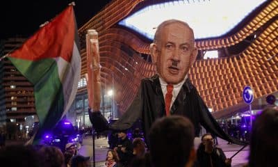 Cerca de ciento cincuenta personas se han concentrado este jueves frente al pabellón Roig Arena, donde el Valencia Basket y el Maccabi Tel Aviv se enfrentan en un partido de la Euroliga, para pedir la expulsión de Israel de las competiciones deportivas europeas por entender como "genocida" su actuación en Palestina. EFE/Manuel Bruque