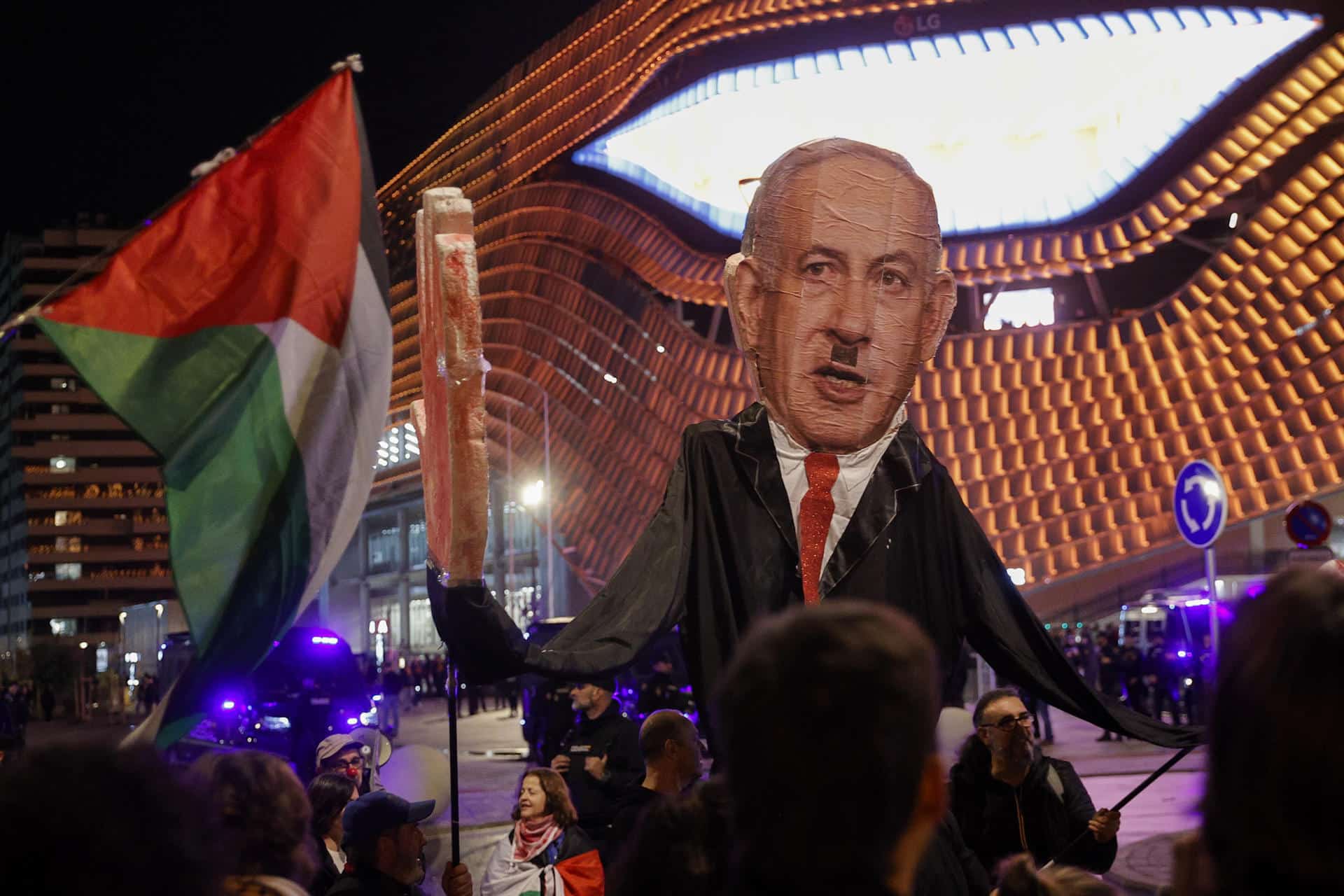 Cerca de ciento cincuenta personas se han concentrado este jueves frente al pabellón Roig Arena, donde el Valencia Basket y el Maccabi Tel Aviv se enfrentan en un partido de la Euroliga, para pedir la expulsión de Israel de las competiciones deportivas europeas por entender como "genocida" su actuación en Palestina. EFE/Manuel Bruque