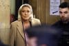 La líder del partido parlamentario Rassemblement National (RN), Marine Le Pen (L), llega al palacio de justicia de París en el primer día del juicio en apelación en el caso de desvío de fondos del RN, en París, Francia, 13 de enero de 2026. Marine Le Pen y 11 coacusados comparecen ante un tribunal de apelaciones de París entre el 13 de enero y el 12 de febrero en un caso de desvío de fondos que involucra supuestos trabajos 'falsos' de asistentes parlamentarios. El resultado será un factor decisivo en si puede presentarse a las elecciones presidenciales de 2027, tras una sentencia de marzo de 2025 que la inhabilitó para ejercer cargos públicos durante cinco años con efecto inmediato. (Francia) EFE/EPA/YOAN VALAT
