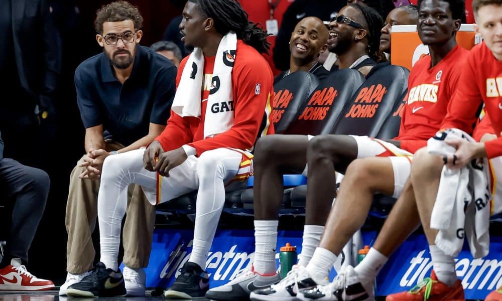 Trae Young (iz) sentado en el banquillo durante el partido ante los Pelicans de New Orleans este miércoles en Atlanta, poco antes de conocer su traspaso a los Washington Wizards. EFE/EPA/ERIK S. LESSER SHUTTERSTOCK OUT