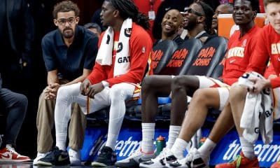 Trae Young (iz) sentado en el banquillo durante el partido ante los Pelicans de New Orleans este miércoles en Atlanta, poco antes de conocer su traspaso a los Washington Wizards. EFE/EPA/ERIK S. LESSER SHUTTERSTOCK OUT