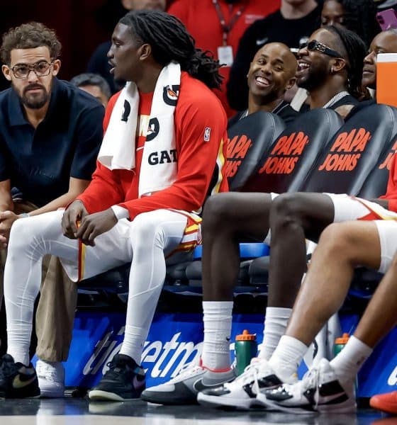 Trae Young (iz) sentado en el banquillo durante el partido ante los Pelicans de New Orleans este miércoles en Atlanta, poco antes de conocer su traspaso a los Washington Wizards. EFE/EPA/ERIK S. LESSER SHUTTERSTOCK OUT