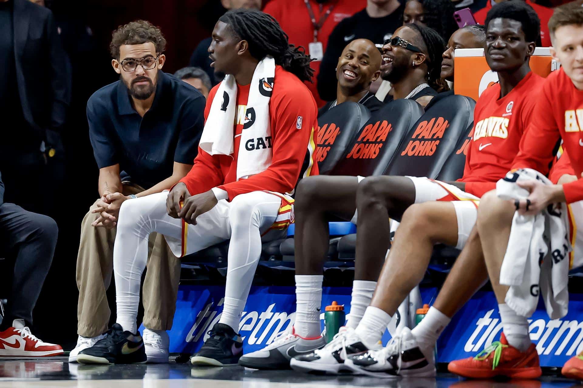 Trae Young (iz) sentado en el banquillo durante el partido ante los Pelicans de New Orleans este miércoles en Atlanta, poco antes de conocer su traspaso a los Washington Wizards. EFE/EPA/ERIK S. LESSER SHUTTERSTOCK OUT