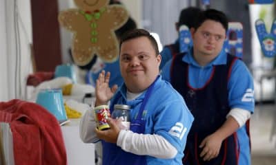 Un joven con síndrome de Down atiende una cafetería en Guadalajara (México). Imagen de archivo. EFE/Ulises Ruiz Basurto
