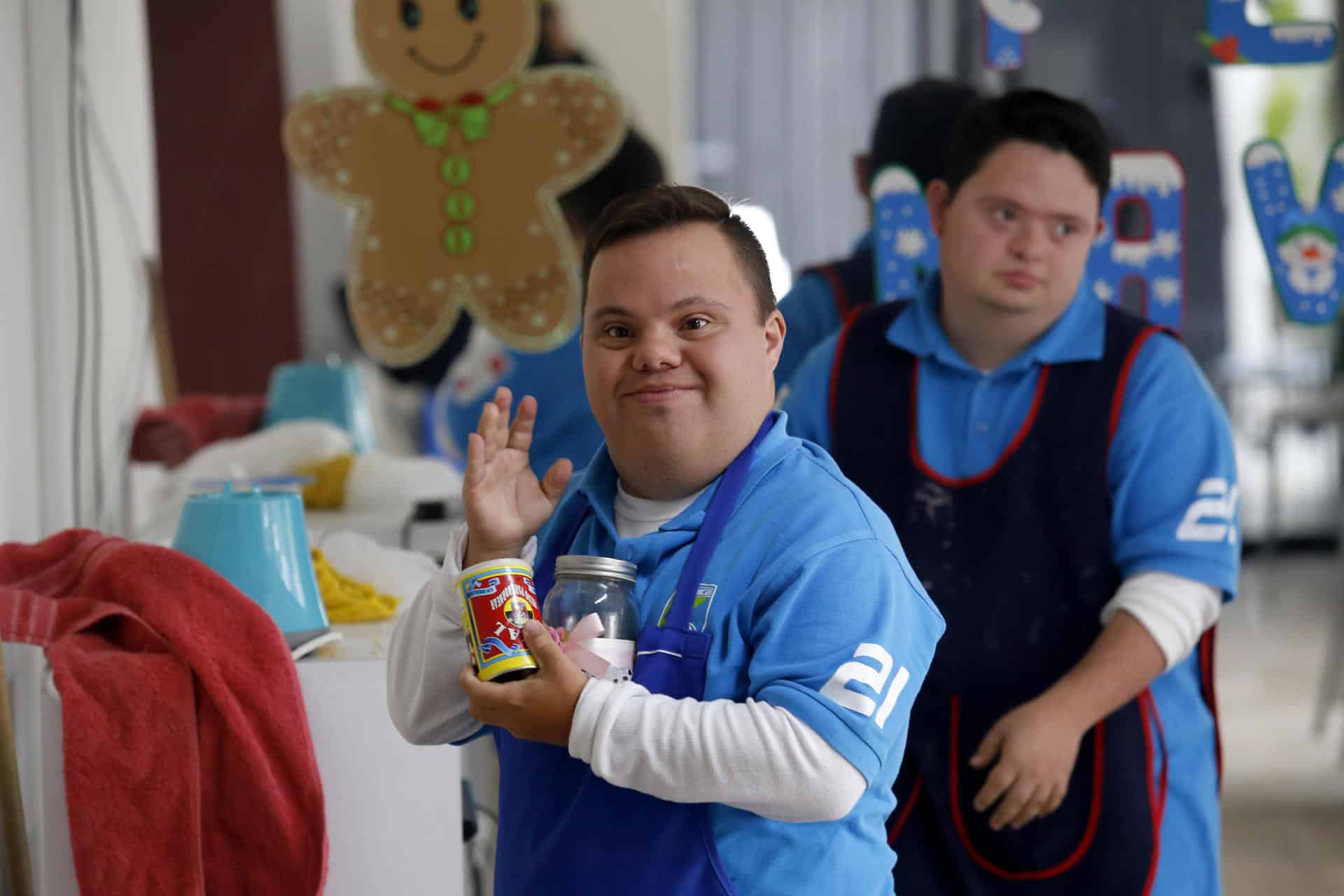 Un joven con síndrome de Down atiende una cafetería en Guadalajara (México). Imagen de archivo. EFE/Ulises Ruiz Basurto