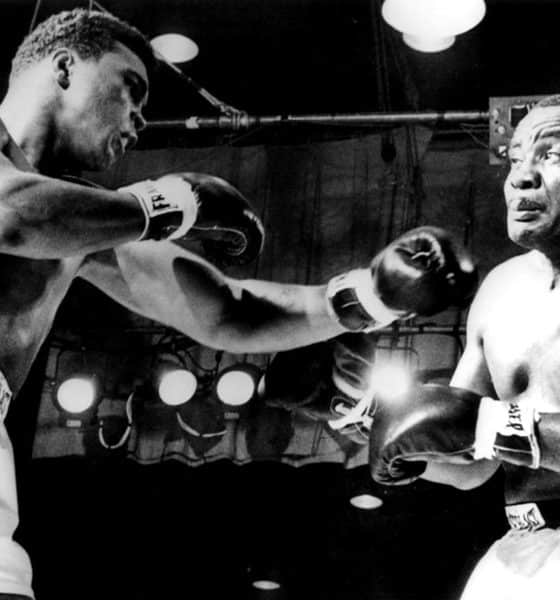 Imagen de archivo de Cassius Clay (Muhammad Ali) (i) golpea con la izquierda al campeón Sonny Liston en el séptimo y último asalto del combate por el título mundial de los pesos pesados, en Miami. EFE/Archivo