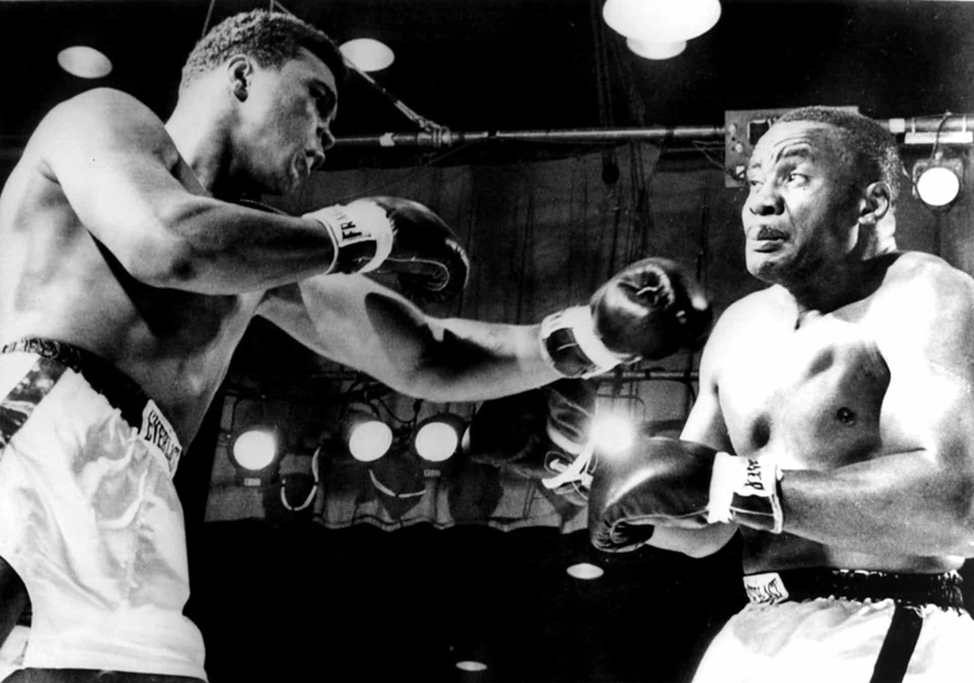 Imagen de archivo de Cassius Clay (Muhammad Ali) (i) golpea con la izquierda al campeón Sonny Liston en el séptimo y último asalto del combate por el título mundial de los pesos pesados, en Miami. EFE/Archivo