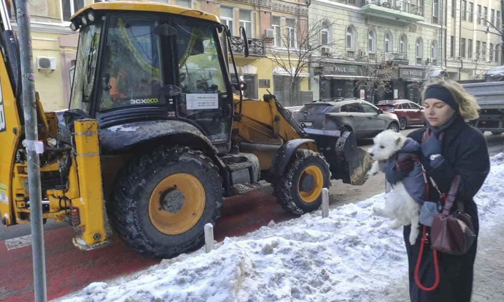 Fotografía del 13 de enero de 2026 que muestra una vista de Kiev después de que un nuevo ataque masivo al sistema energético ruso provocara apagones adicionales en la capital y otras ciudades de Ucrania. EFE/Marcel Gascón