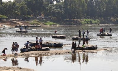 Personas cruzan en balsas el Río Suchiate este sábado, en el estado de Chiapas (México). EFE/Juan Manuel Blanco
