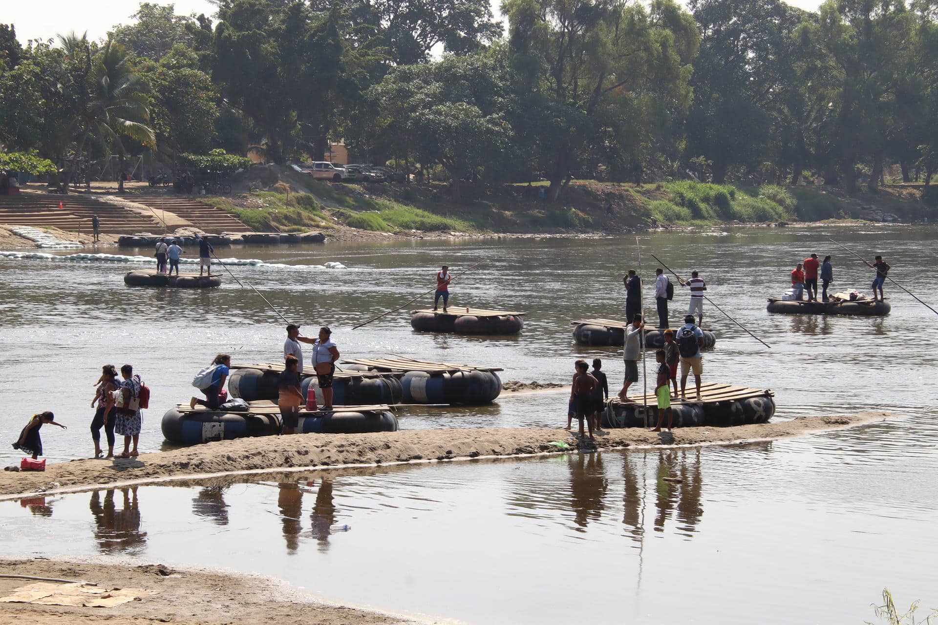Personas cruzan en balsas el Río Suchiate este sábado, en el estado de Chiapas (México). EFE/Juan Manuel Blanco