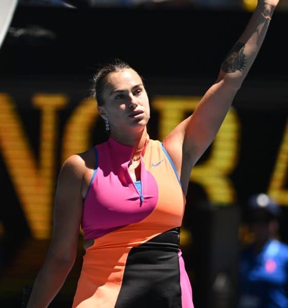 La bielorrusa Aryna Sabalenka celebra el punto de partido de la tercera ronda femenina contra Anastasia Potapova, de Austria, en el Abierto de Australia 2026 en el Melbourne Park en Melbourne, Australia, 23 de enero de 2026. EFE/EPA/LUKAS COCH