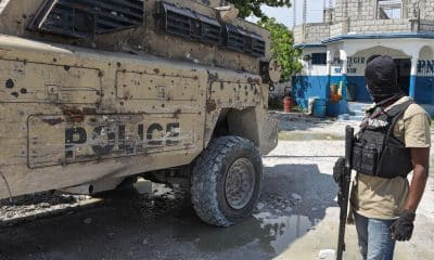 Fotografía del 31 de agosto de 2025 que muestra a un integrante de la Policía patrullando en Liancourt (Haití). EFE/ Patrice Noel
