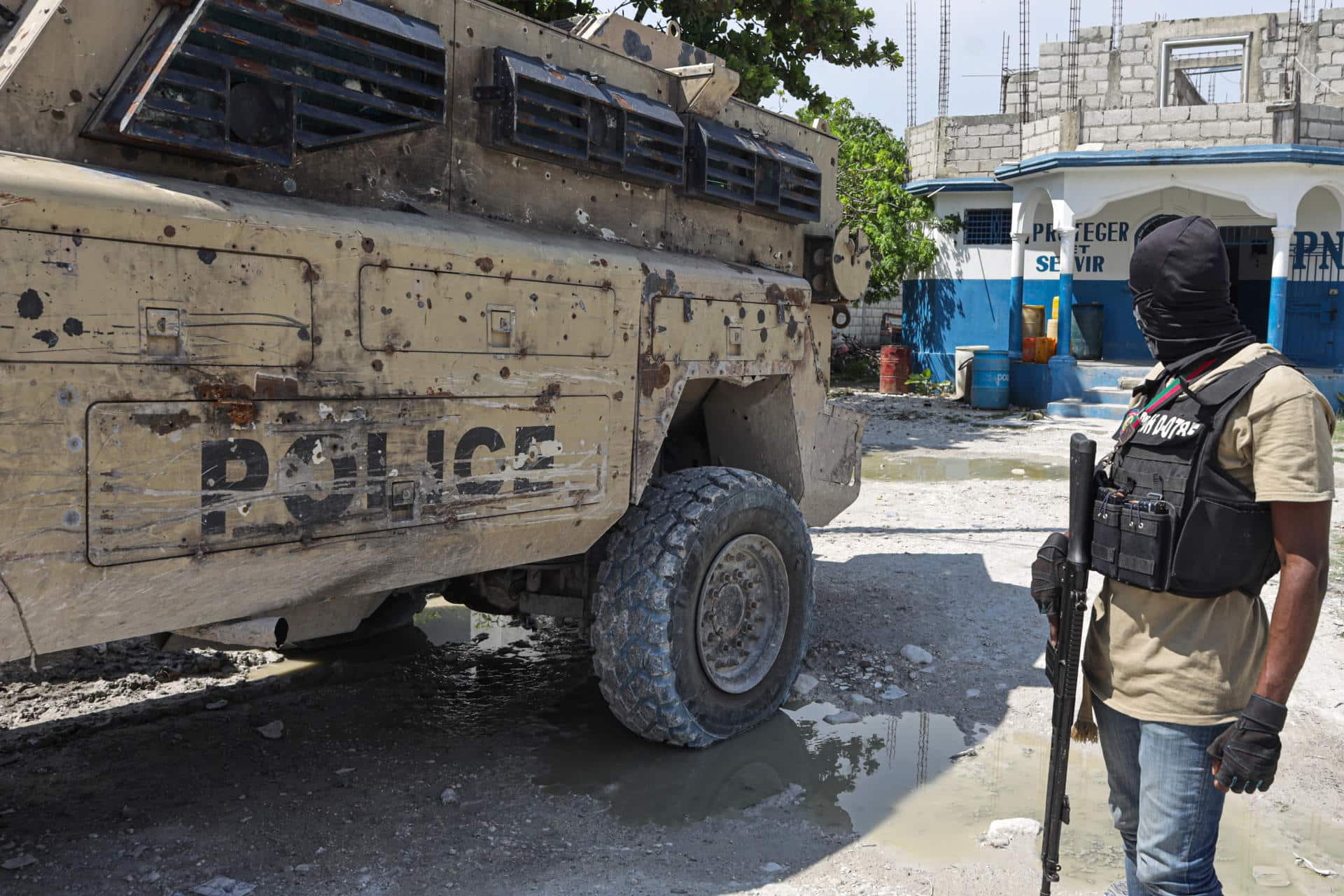 Fotografía del 31 de agosto de 2025 que muestra a un integrante de la Policía patrullando en Liancourt (Haití). EFE/ Patrice Noel