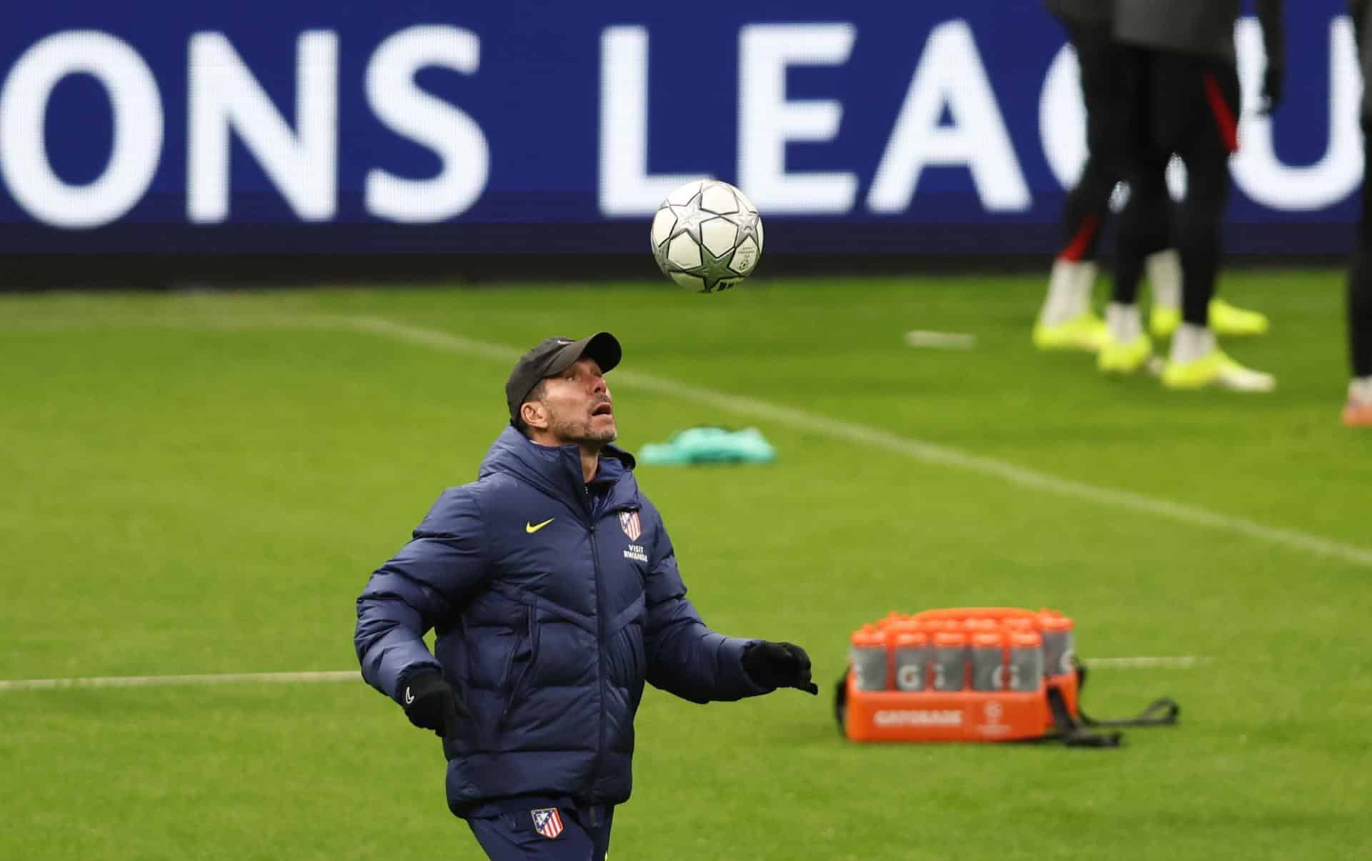 Simeone, durante el entrenamiento en Estambul. EFE/EPA/TOLGA BOZOGLU