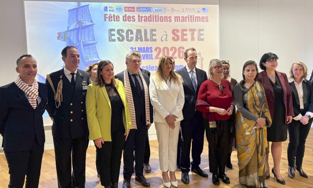 Foto de familia durante la rueda de prensa de presentación del festival de las tradiciones marítimas 'Escala en Sète', este lunes en París. EFE/ Pol Lloberas Cardona