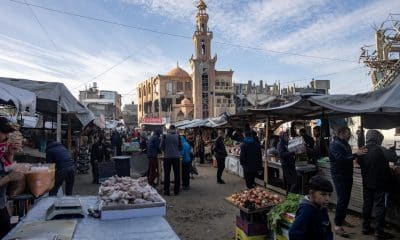 Palestinos desplazados caminan por un mercado en la ciudad de Khan Yunis al comienzo del nuevo año en la franja de Gaza sur, 01 de enero de 2026. EFE/EPA/HAITHAM IMAD