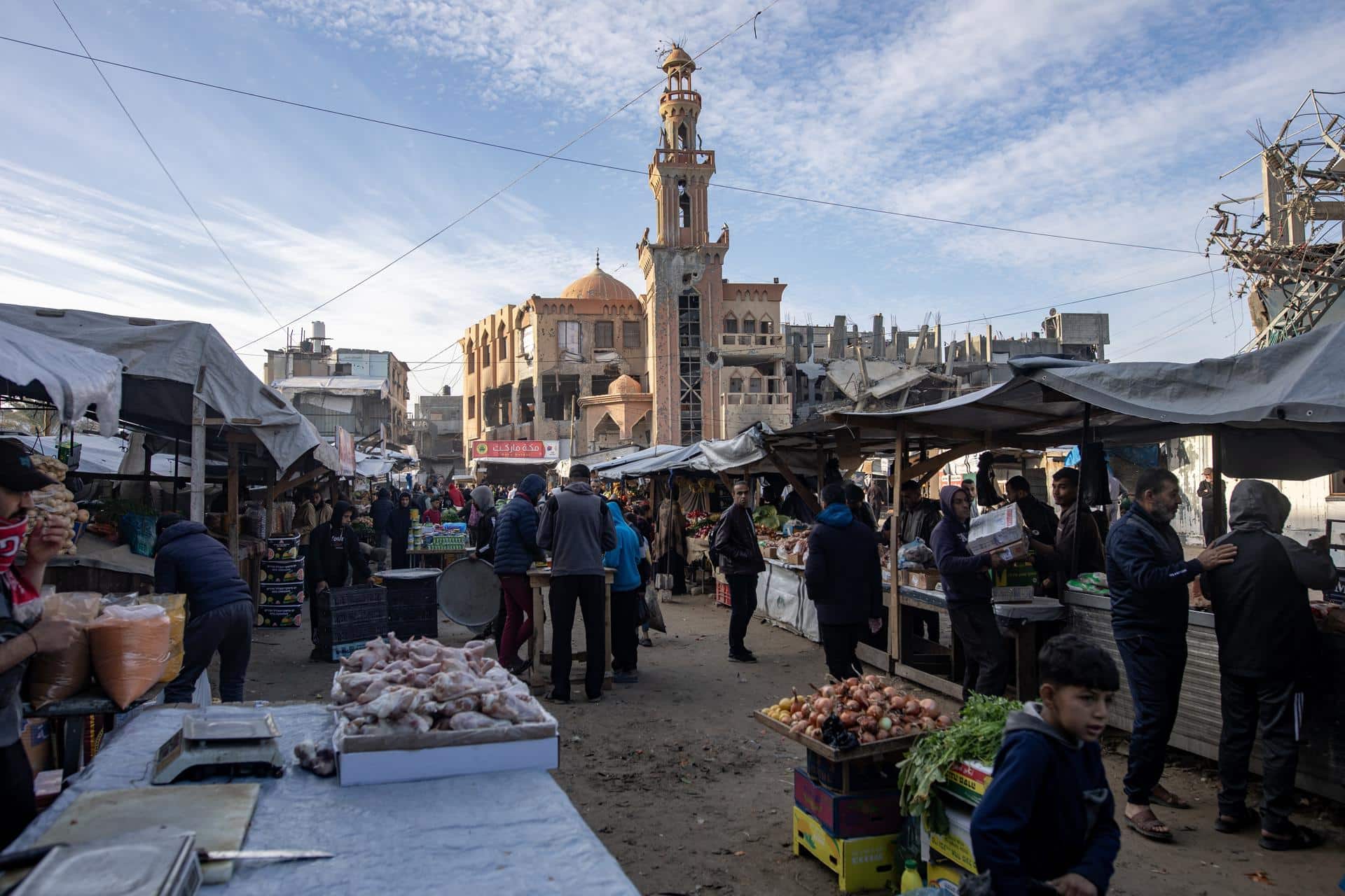 Palestinos desplazados caminan por un mercado en la ciudad de Khan Yunis al comienzo del nuevo año en la franja de Gaza sur, 01 de enero de 2026. EFE/EPA/HAITHAM IMAD