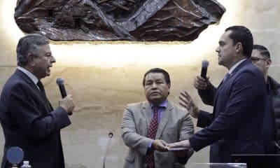 Fotografía cedida por el Congreso Nacional de Honduras que muestra al secretario de Gobernación, Justicia y Descentralización de Honduras, Tomás Vaquero (i), junto al presidente provisional del Congreso,Tomas Zambrano (d), durante un acto de juramentación, en Tegucigalpa (Honduras). EFE/ Congreso Nacional de Honduras