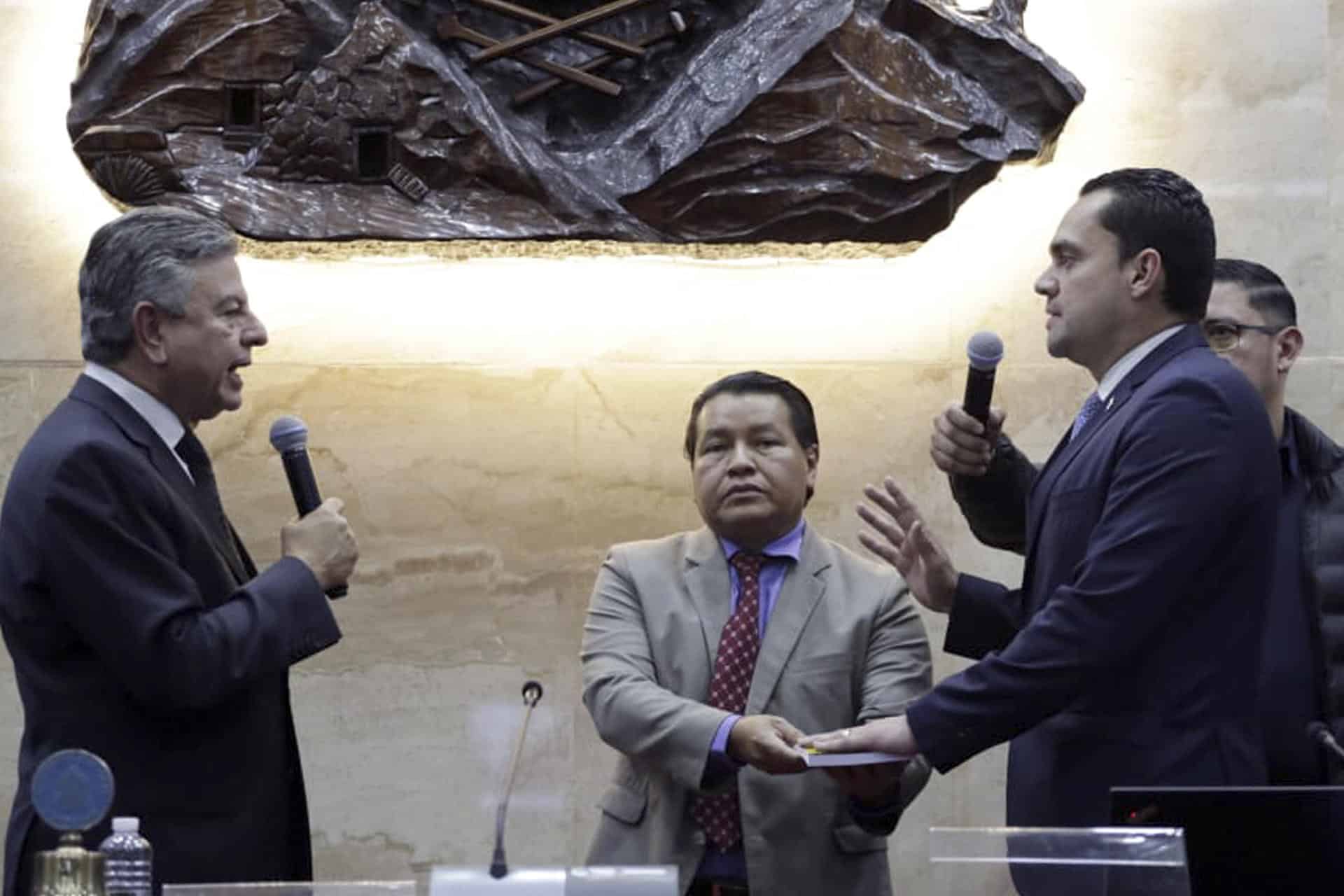 Fotografía cedida por el Congreso Nacional de Honduras que muestra al secretario de Gobernación, Justicia y Descentralización de Honduras, Tomás Vaquero (i), junto al presidente provisional del Congreso,Tomas Zambrano (d), durante un acto de juramentación, en Tegucigalpa (Honduras). EFE/ Congreso Nacional de Honduras