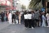 Personas salen a la calle tras un sismo este viernes, en Ciudad de México (México). EFE/ Madla Hartz
