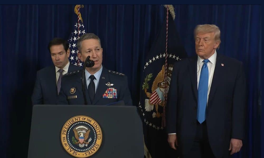 Captura de video tomada de una transmisión de La Casa Blanca del presidente de Estados Unidos, Donald Trump, escuchando al presidente del Estado Mayor Conjunto estadounidense Dan Caine (c) durante una declaración este sábado, desde Palm Beach (FL, EE.UU.). EFE/ La Casa Blanca /SOLO USO EDITORIAL/ SOLO DISPONIBLE PARA ILUSTRAR LA NOTICIA QUE ACOMPAÑA (CRÉDITO OBLIGATORIO)
