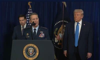 Captura de video tomada de una transmisión de La Casa Blanca del presidente de Estados Unidos, Donald Trump, escuchando al presidente del Estado Mayor Conjunto estadounidense Dan Caine (c) durante una declaración este sábado, desde Palm Beach (FL, EE.UU.). EFE/ La Casa Blanca /SOLO USO EDITORIAL/ SOLO DISPONIBLE PARA ILUSTRAR LA NOTICIA QUE ACOMPAÑA (CRÉDITO OBLIGATORIO)