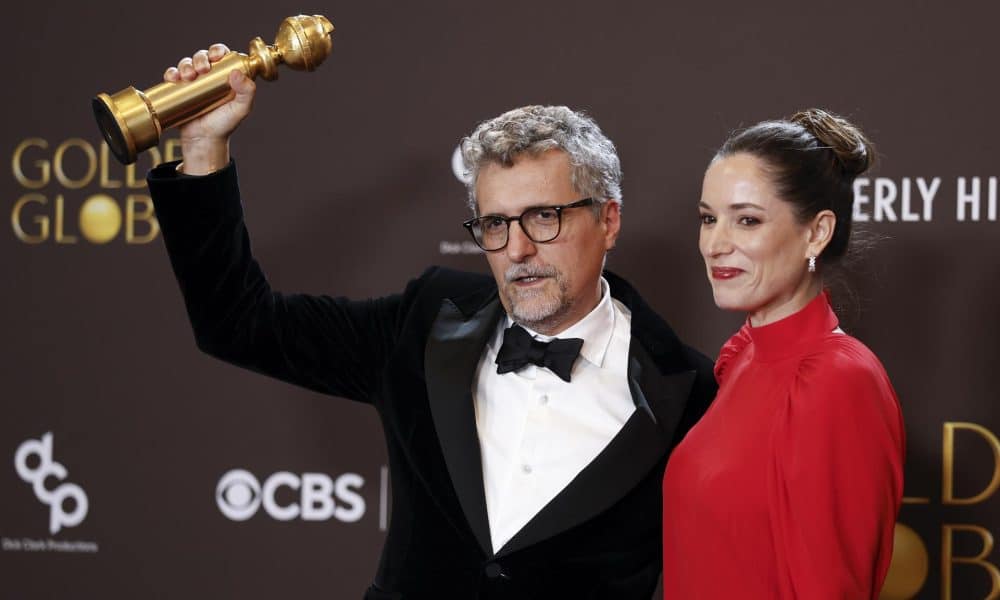El director de cine y guionista brasileño Kleber Mendonca Filho (i) y la productora de cine Emilie Lesclaux (d) con su galardón en los Globos de Oro en el Hotel Beverly Hilton en Beverly Hills, California, EE. UU. EFE/JILL CONNELLY