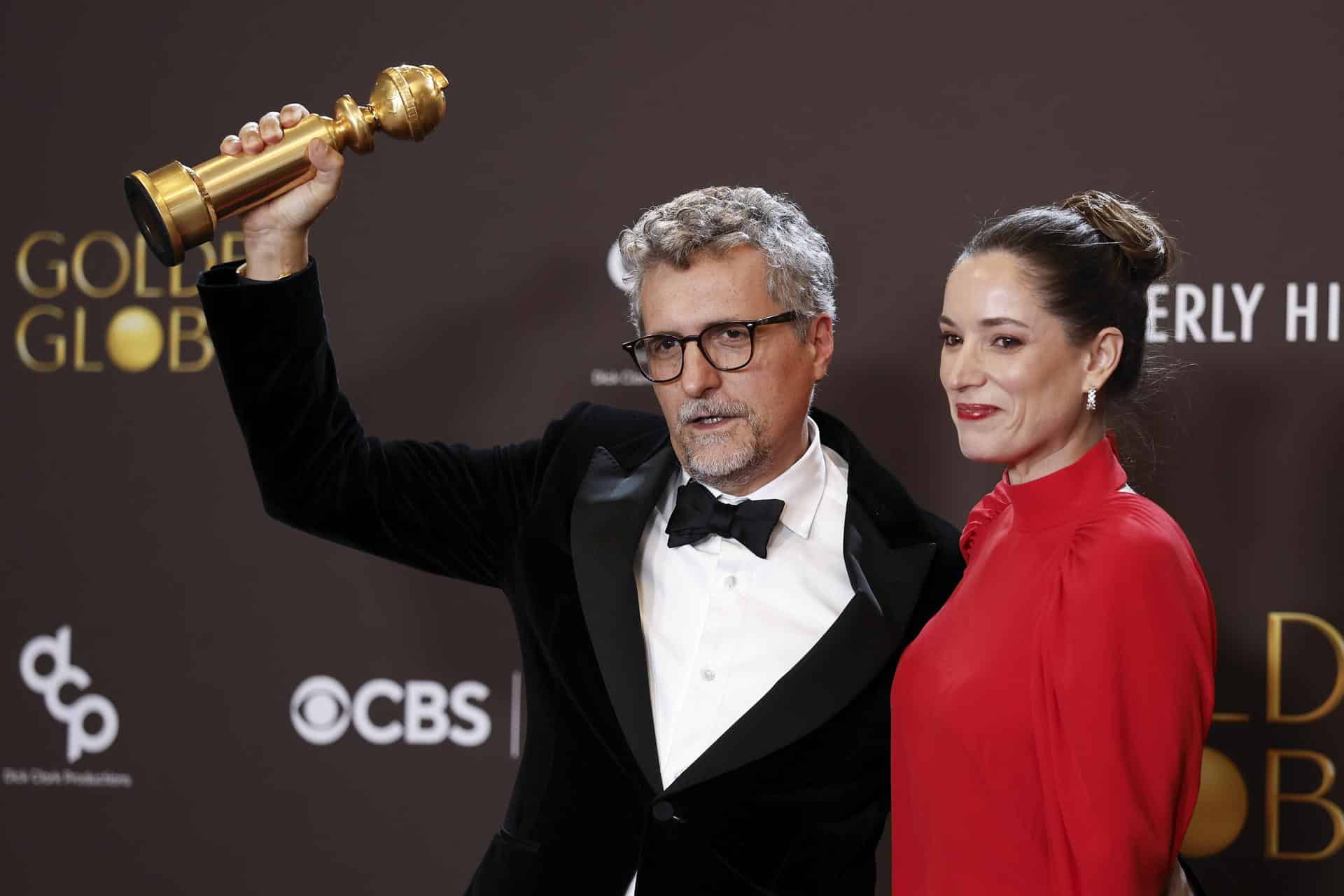 El director de cine y guionista brasileño Kleber Mendonca Filho (i) y la productora de cine Emilie Lesclaux (d) con su galardón en los Globos de Oro en el Hotel Beverly Hilton en Beverly Hills, California, EE. UU. EFE/JILL CONNELLY