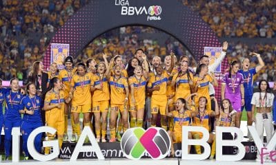 Jugadoras de Tigres celebran al ganar la final del Torneo Apertura 2025 de la Liga Femenil MX, entre Tigres y América, en el estadio Universitario en San Nicolás de Los Garza (México). Imagen de archivo. EFE/ Miguel Sierra.