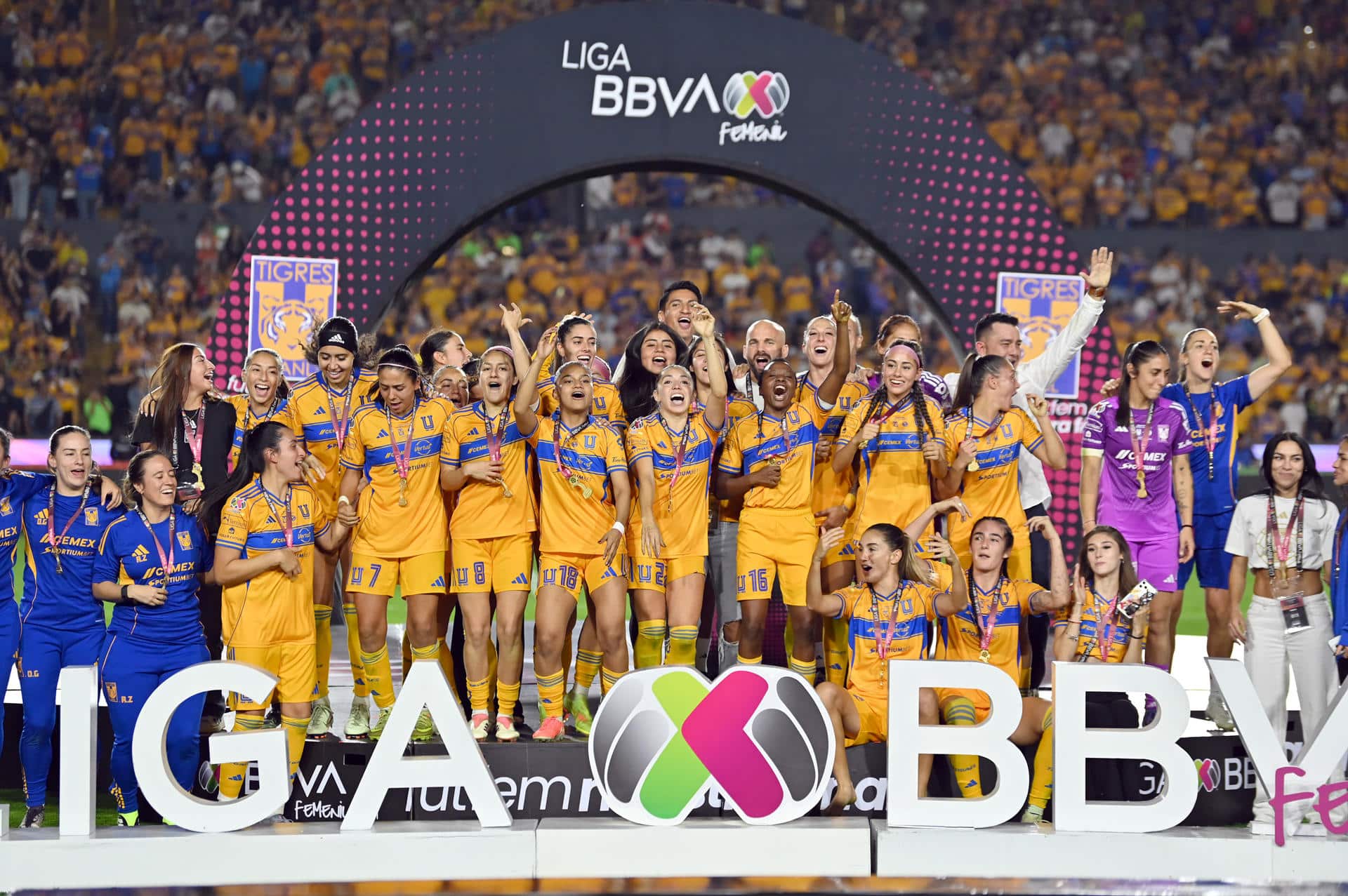 Jugadoras de Tigres celebran al ganar la final del Torneo Apertura 2025 de la Liga Femenil MX, entre Tigres y América, en el estadio Universitario en San Nicolás de Los Garza (México). Imagen de archivo. EFE/ Miguel Sierra.