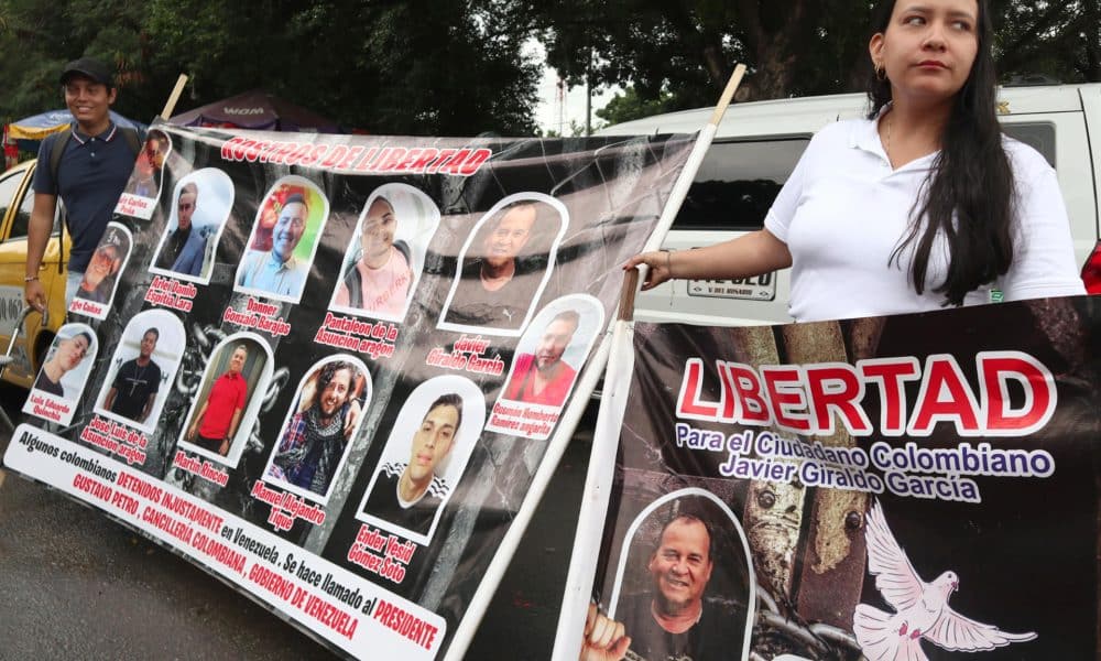 Familiares de colombianos presos en Venezuela, sostienen este martes fotos de sus seres queridos en el puente internacional Simón Bolívar que une a las ciudades de Cúcuta y Villa del Rosario (Colombia), con las ciudades de San Antonio y San Cristóbal del Estado Táchira (Venezuela).EFE/ Mario Caicedo