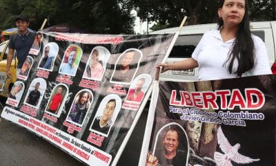 Familiares de colombianos presos en Venezuela, sostienen este martes fotos de sus seres queridos en el puente internacional Simón Bolívar que une a las ciudades de Cúcuta y Villa del Rosario (Colombia), con las ciudades de San Antonio y San Cristóbal del Estado Táchira (Venezuela).EFE/ Mario Caicedo