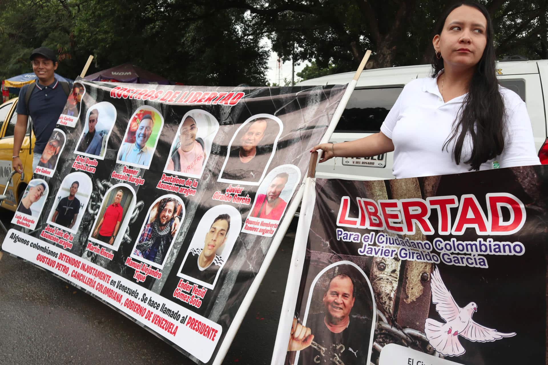 Familiares de colombianos presos en Venezuela, sostienen este martes fotos de sus seres queridos en el puente internacional Simón Bolívar que une a las ciudades de Cúcuta y Villa del Rosario (Colombia), con las ciudades de San Antonio y San Cristóbal del Estado Táchira (Venezuela).EFE/ Mario Caicedo