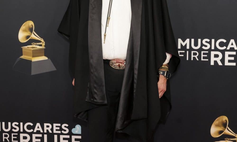 Fotografía de archivo del 2 de febrero de 2025 que muestra al músico Bob Weir en la 67ª edición de los Premios Grammy, en Los Ángeles (Estados Unidos). EFE/ Allison Dinner ARCHIVO