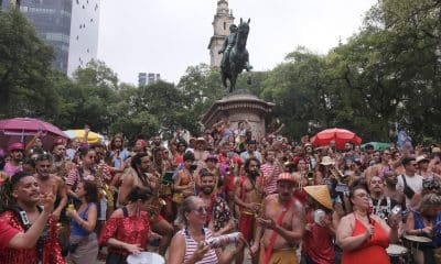 Personas participan en un desfile de una comparsa callejera este 4 de enero de 2026, en Río de Janeiro (Brasil). EFE/André Coelho