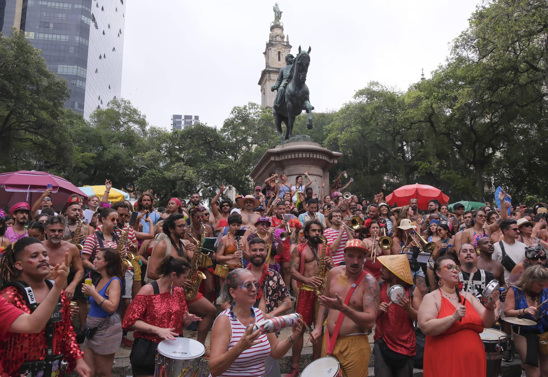 Personas participan en un desfile de una comparsa callejera este 4 de enero de 2026, en Río de Janeiro (Brasil). EFE/André Coelho