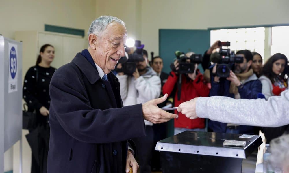 El presidente de Portugal, Marcelo Rebelo de Sousa, ejerce su derecho a votar de forma anticipada en las elecciones presidenciales en Lisboa. EFE/EPA/MARCOS BORGA