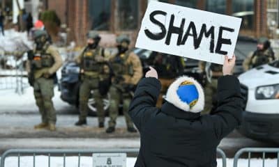 Agentes de la Policía de Minneapolis en la escena donde una mujer fue disparada y asesinada por un agente de Inmigración y Aduanas (ICE) en Minneapolis, Minnesota, EE. UU. EFE/CRAIG LASSIG