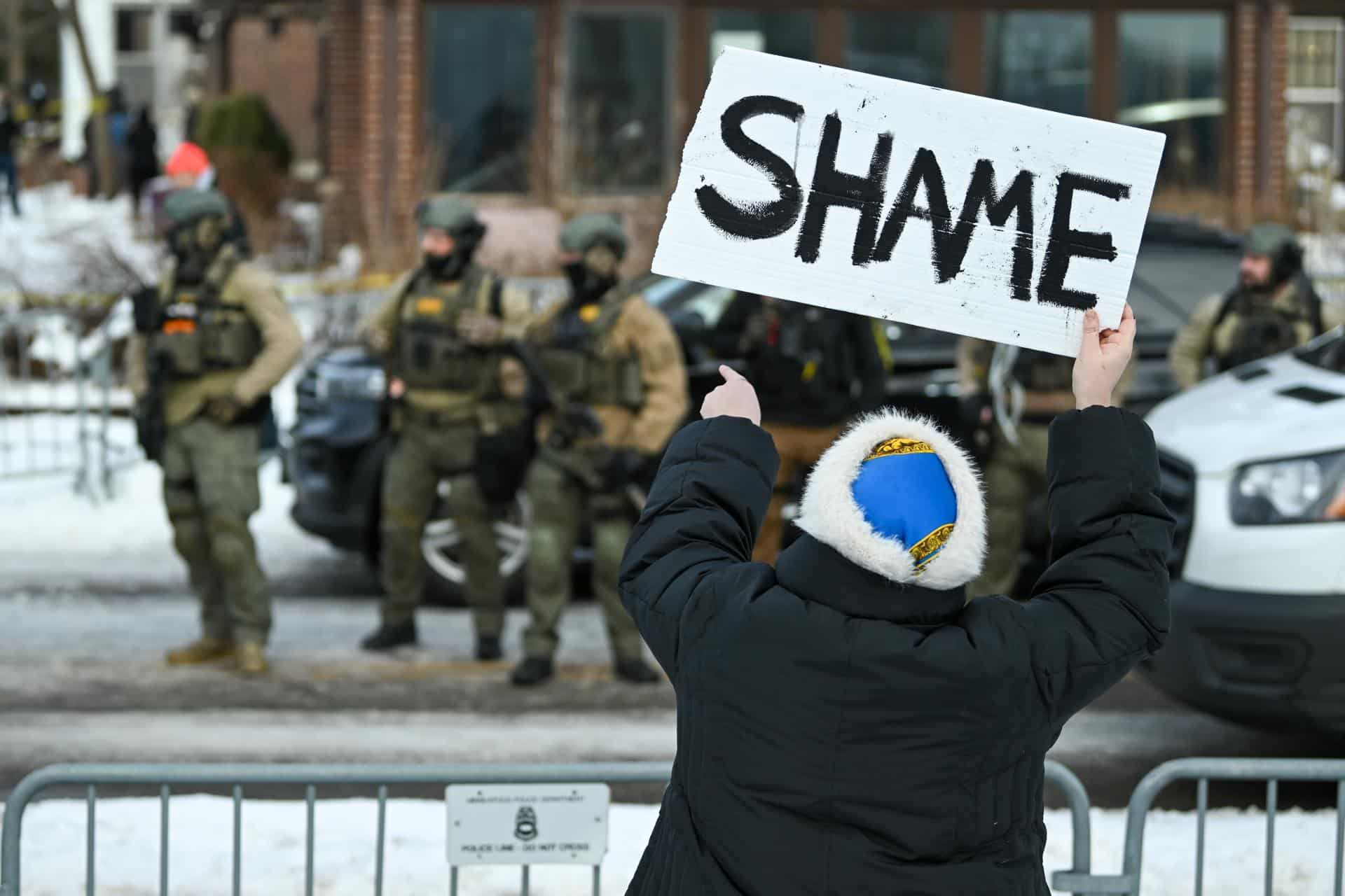 Agentes de la Policía de Minneapolis en la escena donde una mujer fue disparada y asesinada por un agente de Inmigración y Aduanas (ICE) en Minneapolis, Minnesota, EE. UU. EFE/CRAIG LASSIG
