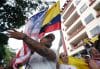 Un ciudadano venezolano celebra durante una manifestación este domingo, en Cali (Colombia). EFE/ Ernesto Guzmán
