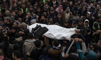 Palestinos cargan los cuerpos de tres periodistas asesinados, en el Hospital Nasser, en Jan Yunis, en el sur de la Franja de Gaza, el 22 de enero de 2026. Los periodistas murieron ayer cuando un ataque aéreo israelí atacó su vehículo en el centro de la Franja de Gaza. EFE/EPA/HAITHAM IMAD