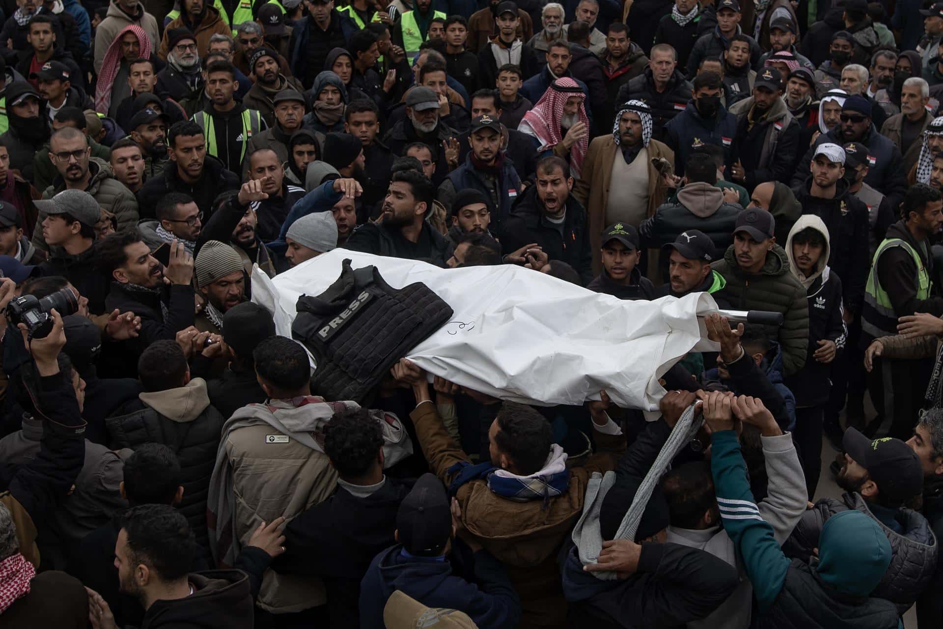 Palestinos cargan los cuerpos de tres periodistas asesinados, en el Hospital Nasser, en Jan Yunis, en el sur de la Franja de Gaza, el 22 de enero de 2026. Los periodistas murieron ayer cuando un ataque aéreo israelí atacó su vehículo en el centro de la Franja de Gaza. EFE/EPA/HAITHAM IMAD