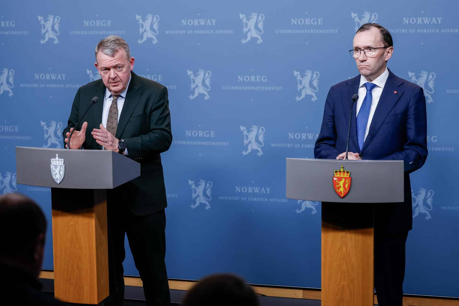 En la imagen, el ministro de Asuntos Exteriores danés, Lars Løkke Rasmussen (izda) y su colega noruego, Espen Barth Eide durante una rueda de prensa en Oslo, Noruega. EFE/EPA/Jonas Been Henriksen NORWAY OUT