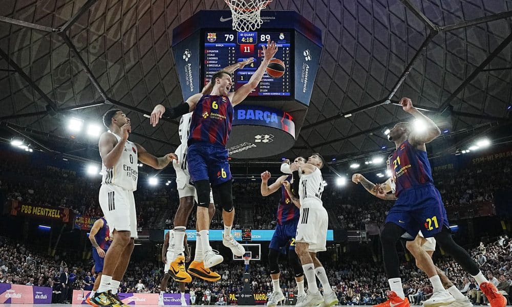 Fotografía de archivo en la que el jugador checo del FC Barcelona, Jan Vesely (3i), pelea un rebote durante el partido de la novena jornada de la fase regular de la EuroLiga entre el Barça y el Real Madrid, en el Palau Blaugrana. EFE/ Enric Fontcuberta.